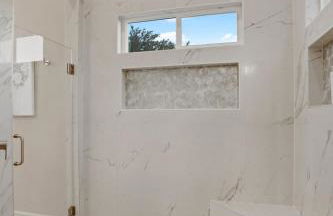 Newly Built Stylish Retreat with Designer Kitchen - Near Park & Beach - Foto 13