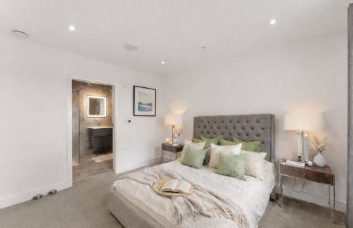 Luxury 4BR Smart Home with Smart Features, Garden, SkyStream & Free Parking - Sleeps Up To 8 in Gerrards Cross SL9 - Photo 12