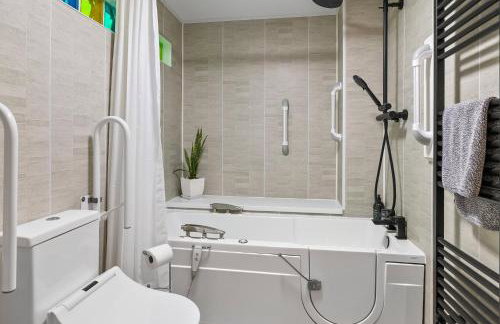 Substantial 5 bedroom townhouse with disabled access apartment, private off road parking space with EV point from 15th April 26, jaccuzi bath, Netflix and Wifi, near Argyle, boutique shops eateries and pubs - Foto 23