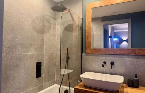 Luxury 9-Bed Apartment Steps from Ski Slopes with Parking & Ski Box - Photo 19