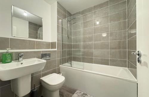 Stylish 2 Bedroom Home Near Lake with Free Parking & Garden - Photo 27