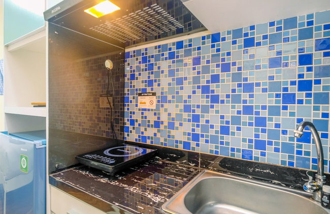 Homey And Cozy Living Studio Room At Tifolia Apartment - Foto 7