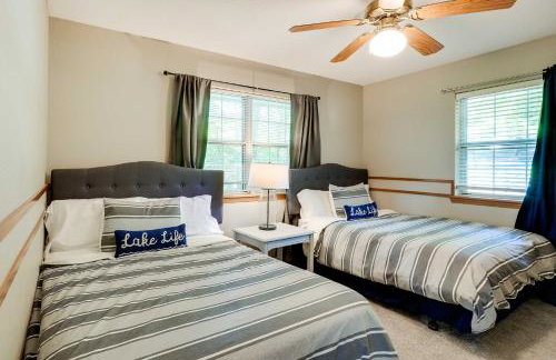 Spacious Home on Beaver Lake with Deck and Fire Pit! - Foto 19