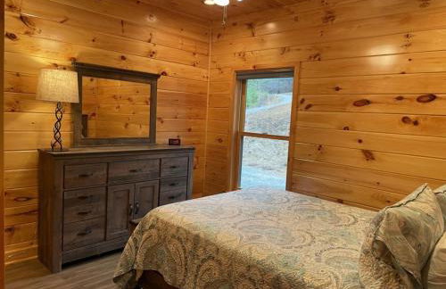 Charming cabin with an Amazing view! - pet and motorcycle friendly! 2 Bedroom Cabin by RedAwning - Foto 18