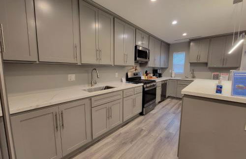 Spacious 3 bedroom unit with backyard and parking just 10 minutes from Rodeo Dr and attractions! - Photo 14