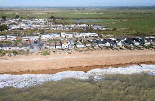 Bucket and Spades- Right on the Beach - Foto 3