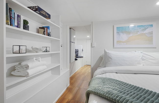 Newly Renovated Studio w Parking-Netflix - Photo 2