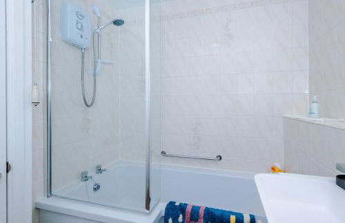 4BR Home for 8, Full Kitchen, Parking, WiFi in Northwich - Photo 44