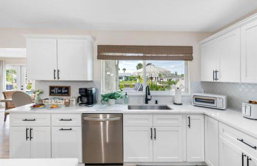 Brand New Saltwater Pool! - Waterfront Canal - Luxury Home - Foto 17