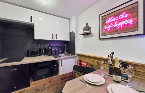 Kinky Kabin w Hot Tub, Sauna and Rooftop Garden - Foto 13