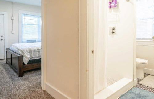 Cozy 3BR Townhome Perfect Location ABODEbucks - Foto 26