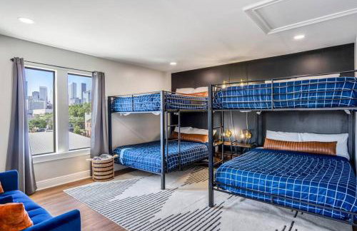 Luxury Downtown Home w Rooftop Deck in the Skyline - Photo 15