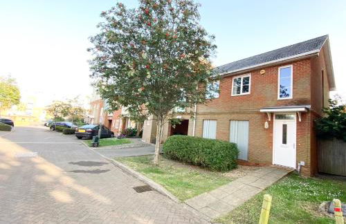 2 Bedroom Flat near Redhill train station, easy access to Gatwick & London - Foto 1