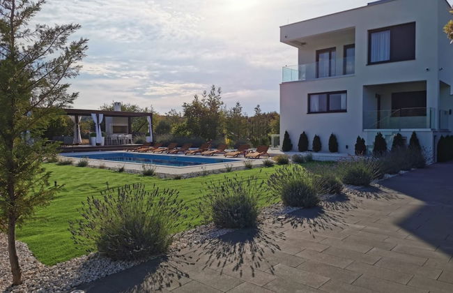 Modern Villa With Private Heated Pool and Lounge Area for a Relaxing Stay - Foto 25