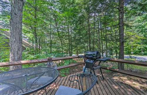 Unwind Fireside and Walk to Slopes! Poconos Getaway - Foto 2