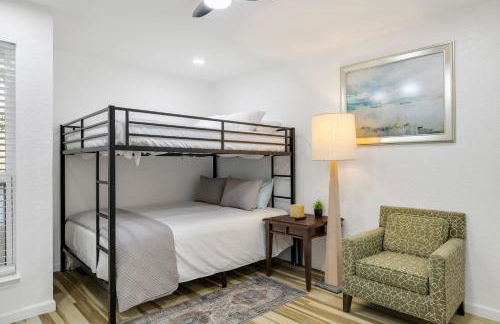 Arlington Entertainment District Home Green & White Door - Foto 37