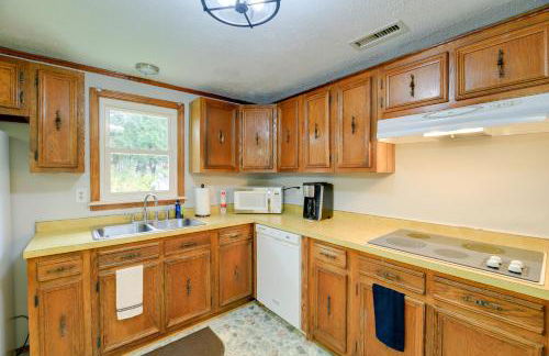 Bluefield Home with Covered Deck - Near Parks! - Foto 11