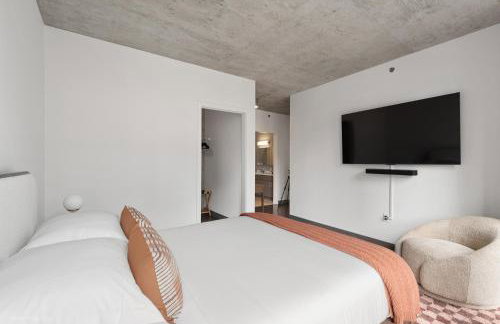 Linea Luxury Living with Indoor Pool and Rooftop Views in The Loop - Photo 46