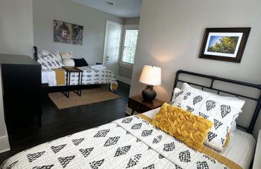 Walk Downtown & River Stylish Cozy Stay w Huge Porch - Foto 14