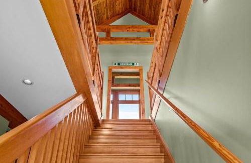 Walk to Village! Stunning timber chalet! Hot-Tub, Bonfire & more! - Foto 14