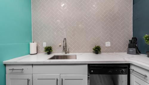 Comfy Studio with King Bed & Full Kitchen - Near Attractions - Foto 3