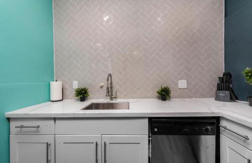 Comfy Studio with King Bed & Full Kitchen - Near Attractions - Foto 3