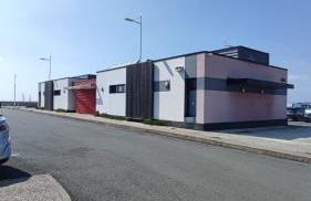 Sailboat land and sea, vegetated - Foto 21