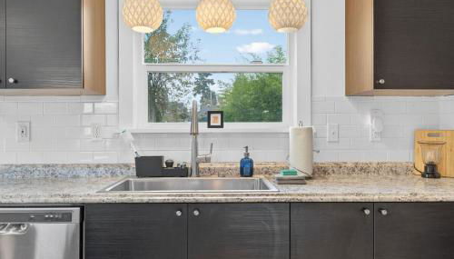 Warm and Inviting 3BR Craftsman with Big Kitchen - Foto 4