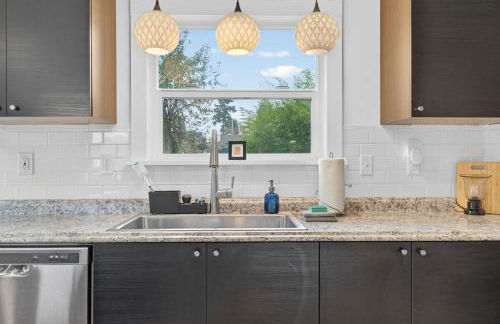 Warm and Inviting 3BR Craftsman with Big Kitchen - Foto 4