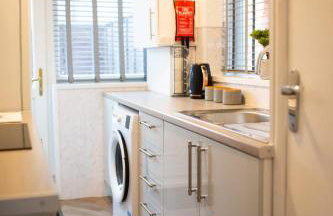 Detached Property With Secure Compound Parking - Foto 6