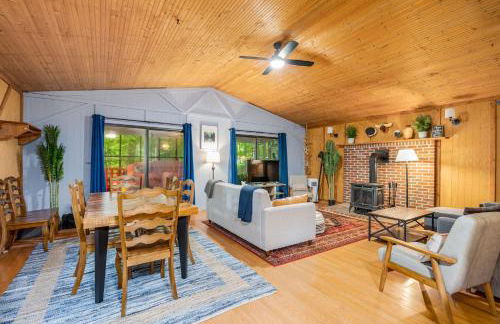 River Cabin w Hot Tub, Screened Porch & Fire Pit - Photo 16