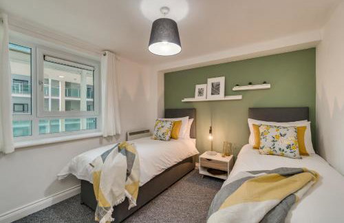 Chic and Bright Apartment Near the Water - Photo 26