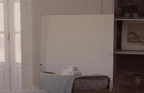 Light & Airy Historic Centre House with Balconies - Photo 10