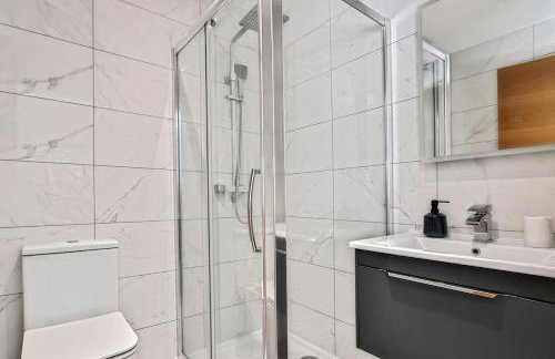 Avon House - modern family home - Photo 31