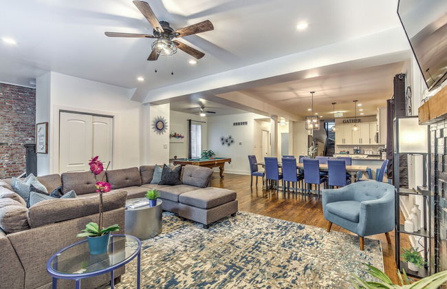 Expansive Downtown Home | JZ Vacation Rentals - Photo 33