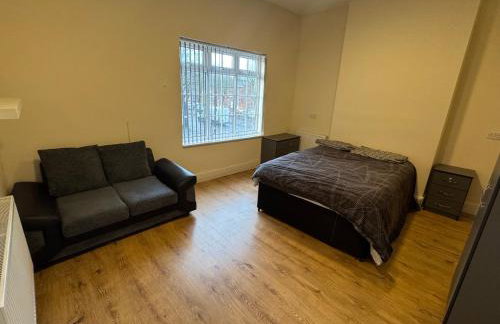 Cosy and warm large double bedroom - Photo 1