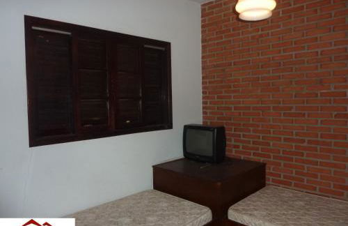 Linda casa em condomínio ecológico de alto padrão a 1h de SP, Terreno de 1500m2 com amplo gramado e piscina, WiFi para Home Office, Área gourmet com churrasqueira, forno de pizza e lareira aconchegante - Foto 18