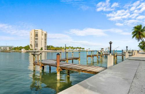 Sunset Harbor Waterfront Villa with Dock Cabana Club - Foto 13