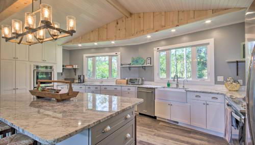 Lush Gilbert House with Outdoor Oasis on Lake Murray - Foto 4