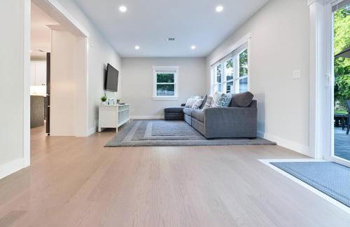 Renovated & Sophisticated Home Near Beach & Shops! - Photo 58