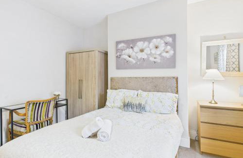 RestfullStays- 3 Bedroom, 4 Bed House FREE PARKING - Foto 7