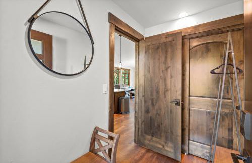 Snowghost Den-Luxury Ski In Ski Out Home Sleeps 9 with 3 Bedrooms 2 and a half Bathrooms and Private Hot Tub - Foto 7