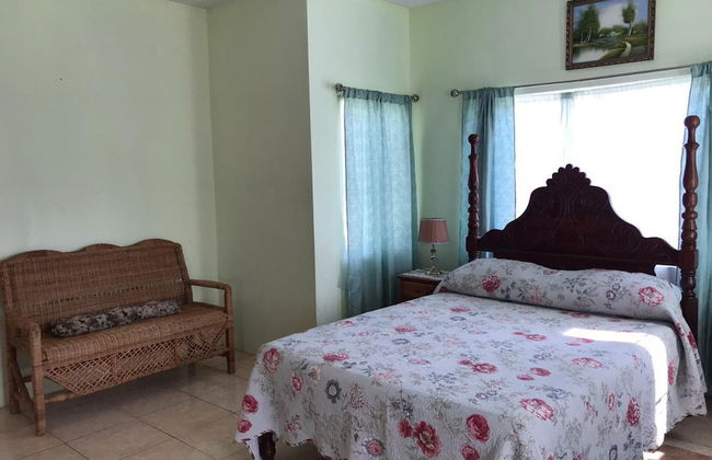Beautiful 2-bed Apartment in Sunny Jamaica - Photo 2