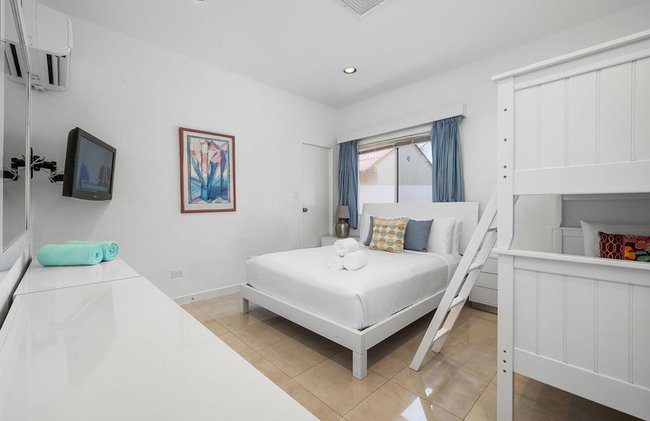 3BR 3BA Pool Downtown Short Walk to Beach - Foto 11