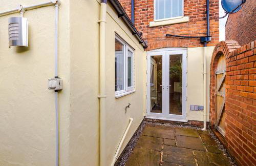 Cosy 3-Bed, Sleeps 5, Free Parking, Long and Short Stays - Photo 47