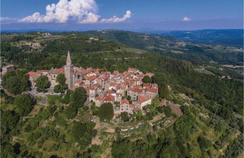 Stylish villa with swimming pool and garden - Foto 32