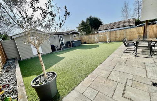 Four Corners Holiday Home with Hot Tub & Sauna - Photo 1