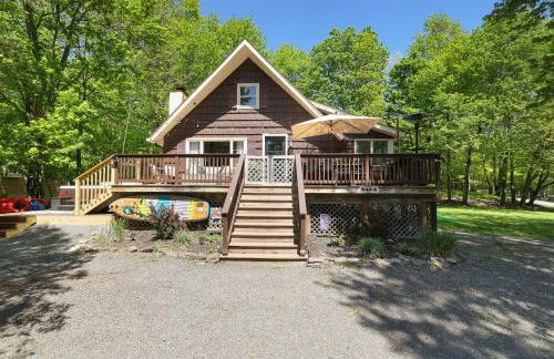 Family Pocono Gem by the lake with private sauna, hot tub, and huge game room - Foto 47