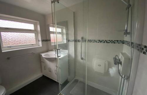 Quiet Secluded two Bedroom Bungalow With Parking - Photo 21