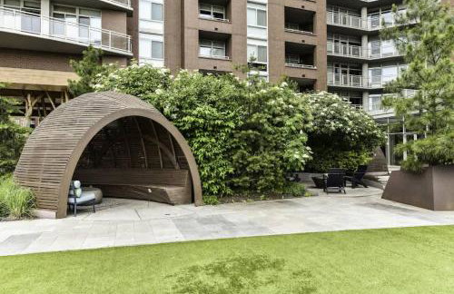 Urban 2BR Oasis with Scenic Rooftop and Gym - Foto 44